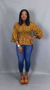 Toute femme africaine devrait avoir au moins un top en pagne wax dans sa garde robe quelque soit le pays où elle vit. African Print Topafrican Clothingafrican Printafrican African Print Tops African Clothing Styles African Clothing