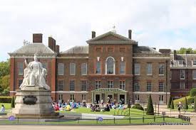 Il est inscrit au patrimoine mondial de l'unesco depuis 2004. Trouver Un Job Dans Une Des Residences De La Famille Royale Britannique