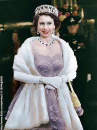 Regina, care se plaseaza pe locul 214 in topul celor mai bogati britanici, cu o avere de peste 270 de. È™i Regina Elisabeta A Ii A A IncÄƒlcat Protocolul In TinereÈ›e Suverana A FÄƒcut O Decenii Intregi Ea Md