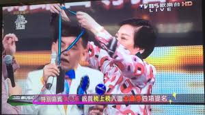 張小燕是童星出身，得到三屆亞洲最佳童星獎，但進入青春期之後，因為身高沒有繼續長高，再加上臉上的青春痘，反而不如童星時期亮眼。 雖然靠著童星時期的三屆亞洲童星獎的光環，從 17 歲進入台視電視公司，到 28 歲都是演配角的角色。 å¼µå°ç‡•å¹«æˆ´è­˜åˆ¥è­‰èº«é«˜ä¸å¤  ç›´æŽ¥æŠŠé»ƒå­ä½¼é«®ç‰‡å¼„æ­ª Ettodayæ˜Ÿå…‰é›² Ettodayæ–°èžé›²