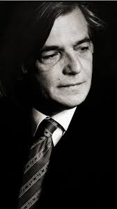 V -1. patře galerie visí fotografie českých osobností, které Robert Vano  zachytil. Mezi tyto osobnosti patřil také Jiří Bartoška. Jak na něj  fotograf vzpomíná?