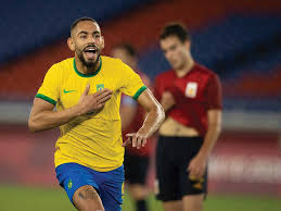 Richarlison de brasil (10) va por un cabezazo contra el mexicano césar montes (3) durante un partido por las semifinales. G3kjrpvf8qmpgm