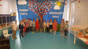 Pracowite maluchy w czasie edukacji zdalnej 20 kwietnia 2021. Dzien Mamy I Taty Przedszkole Happy