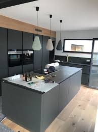 Genjal Avec Les Lampes Exactement Mes Couleurs Mega Cool En Anthracite Et En Com En 2020 Cuisine Moderne Cuisine Design Moderne Interieur Moderne De Cuisine
