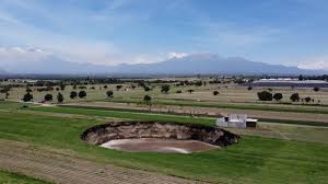 Vista aérea del socavón en un campo de cultivo en santa maría zacatepec, estado de puebla fotografía tomada desde un drone que muestra el socavón de 97 metros de diámetro y una. Peyljj S8yrodm