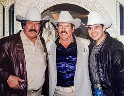Muchachos les dejo esta foto de hace algunos ayeres con mi gran amigo  Julian Garza Q.E.P.D. y mi hijo @lalomorajr_elheredero 🤠🙏