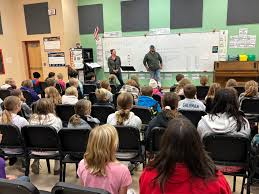 🇺🇸In preparation for Veterans Day next week, our 3rd through 6th grade  students were treated to local veterans as guest speakers this afternoon.  🇺🇸Thank you to Lindsay Samson, Robbie Pond, and Logan