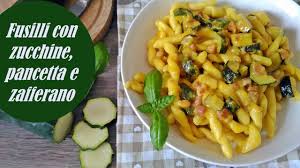 In una padella capiente mettete a cuocere la salsiccia con un filo di olio extra vergine lasciate cuocere qualche minuto e quando il vino sarà evaporato aggiungete la panna fresca e lo zafferano. Fusilli Con Zucchine Pancetta E Zafferano Youtube