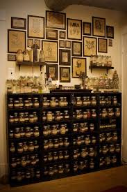 Meuble D Apothicaire Avec Images Cabinet De Curiosite Maison De Sorciere