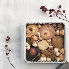 instagram 上的 コナト ハルノカケラクッキー缶 ちょっとしたプレゼントにも最適な小ぶりのクッキー缶です 春をイメージした小さなクッキーのカケラを詰め込んで 2 26 水 20時 オランインストアにて予約販売します 詳しくはプロフィー food