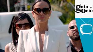 Settling in dallas she looks to become the country's reigning drug smuggler and to avenge her lover's. Queen Of The South Season 1 Trailer Vo Youtube