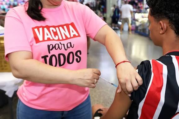 Vacinação ocupa espaços do cotidiano e chega a 40 pontos do DF neste sábado (19) | Brasil de Fato