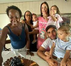 Antes de se apresentar na festa chá da veveta na madrugada deste sábado, 1º, a cantora recebeu a imprensa em seu camarim no riocentro, na zona oeste do rio. Noticia Ivete Sangalo Comemora Aniversario E Homenageia A Baba De Seus Filhos Se Liga No Pida Com Br