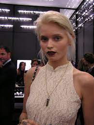 Badass is the only way we can describe abbey lee kershaw 's beauty look from the 2015 amfar inspiration gala in new york. Abbey Lee Kershaw Has Dyed Her Hair Platinum Blonde Popsugar Fashion