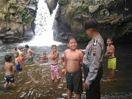 Dataran rendah, perbukitan dan karang gunung. Bhabinkamtibmas Polsek Mrebet Polres Purbalingga Beri Himbauan Pengunjung Air Terjun Tribrata News Jawa Tengah