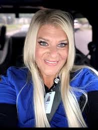 Julia Mincey's Instagram, Twitter & Facebook