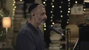אביתר בנאי קיבל אלבום פלטינה על אלבומו לילה כיום יאיר, וזכה לנוכחות ופרגון מצד אביו, יצחק בנאי, אשתו רות, אנשי חברת התקליטים, הנגנים ואנשי יחסי הציבור. ××'×™×ª×¨ ×'× ××™