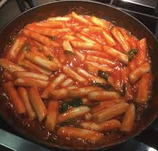 These spicy rice cakes are super delicious, umami rich and highly addictive! Maangchi On Twitter Tteokbokki Korean Spicy Rice Cake Made By My Reader Eve Https T Co Aflpecixmq