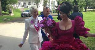 Christine koht (52) skriver på facebook at kona hennes, pernille rygg (56) er innlagt på sykehuset. Koht Giftet Seg I Rosa Kjole