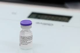 Pfizer's vaccine is the first on the market that consists of actual genetic information from a virus in the form of messenger rna, or the clock is ticking for regulators looking into covid vaccine side effects. Estudo Sugere Que Vacina Da Pfizer Funciona Contra Novas Variantes Da Covid 19 Ciencia Saude Sabado