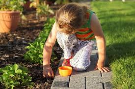 Maybe you would like to learn more about one of these? Kleines Madchen Im Garten Helfen Stock Bild Colourbox