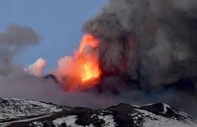 Secondo gli esperti infatti si tratta di un evento legato all'attività stromboliana. Eruzione Dell Etna Fontane Di Lava Alte 50 Metri E Pioggia Di Lapilli Photogallery Rai News