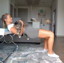 El sedentarismo atrofia los músculos de los glúteos, pero realizar estos ejercicios específicos en casa o en el gimnasio te ayudará a fortalecerlos, a evitar problemas de salud y a mejorar el aspecto físico y la firmeza de tu trasero. Rutina De Gluteos En Casa Entrenamiento Para Elevar Gluteos