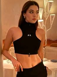 Afra Saraçoğlu Brilla en París Durante el Desfile de BALENCIAGA