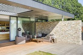 Livium Louvredaken Maken De Terrasoverkapping Of Veranda Lekker Licht Ze Vormen Een Prachtig Spel Van Schaduw En Licht Da Overdekt Terras Patio Buitenontwerp