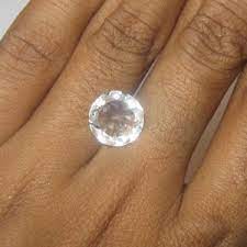 Warna putih bening tampak di bagian luarnya, sedangkan di tengah/pusatnya warna putihnya lebih pekat atau menyerupai warna susu. Batu Permata Topaz Putih Bening Round 3 43 Carat