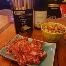 L Apero De Ce Soir Des Gressins Grecs Au Fromage Des Pistaches D Egine De La Charcuterie Accompagnes Par Un Tres Bon Pinot Gris Du Vigneron Inde Alsace Pinot