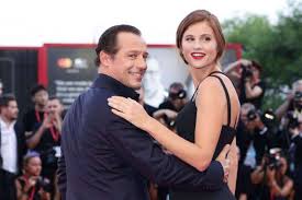 Età, altezza, mogli, film, laetitia casta e giovanna mezzogiorno, vita privata, instagram. Stefano Accorsi Nell Ultima Foto La Moglie Mostra Il Pancino