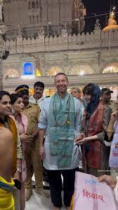 coldplay's Chris Martin and Dakota Johnson were spotted spending time at Shri Babulnath Temple, Mumbai #ColdplayMumbai 🇮🇳🤍🤍🤍 [January 17th, 2025] 🎥: @rohan.kumar17 @parkar.yatin . . . #coldplay #chrismartin #dakotajohnson ...