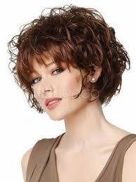 Un charme infini … des cheveux courts naturellement ondulés une coupe de cheveux femme facile à soigner. Coupe Frisee Courte Femme