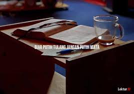 Biar putih tulang, jangan putih mata =lebih baik mati daripada mendapat malu. Arti Biar Putih Tulang Jangan Putih Mata Di Kamus Besar Bahasa Indonesia Kbbi Lektur Id