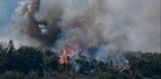 Σε πλήρη εξέλιξη είναι η πυρκαγιά που καίει αγροτοδασική έκταση, στις περιοχές της βούντενης και συχαινών του δήμου πατρέων. Megalh Fwtia Sthn Patra Kaigontai Spitia Ekkenw8hkan Xwria E8nos