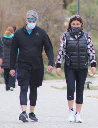 Η έλενα παπαρίζου και ο ανδρέας καψάλης λάμπουν ο ένας στο πλευρό του. Elena Paparizoy O Antras Ths Zwhs Ths Andreas Kapsalhs Kai H Spania Emfanish Toy Zeygarioy