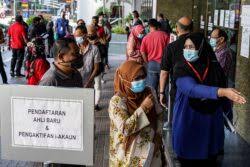 Cawangan kwsp di selangor, wilayah persekutuan kuala lumpur dan labuan, sabah yang ditutup berikutan pelaksanaan perintah kawalan pergerakan bersyarat (pkpb), oktober lalu turut beroperasi sama. Pejabat Kwsp Diserbu Kosmo Digital