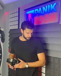 Ανοίγει της πόρτες του το talent show αυτή τη δευτέρα 15 φεβρουαρίου στις 17.15 στον σκαϊ για να υποδεχτεί τους σπουδαστές του. Aris Vantarakis Arhs Bantarakhs Facebook