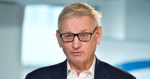 Carl Bildt ska vässa arbetet med underrättelser”