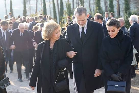 La televisión griega publica el encuentro inédito entre Felipe VI y Juan  Carlos I en Atenas - Chic