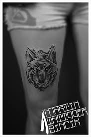 Stehna tetování jsou často velmi velké kusy, které pokrývají stehno. Martin Tattooer Zincik