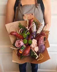 Kytice a květiny do druhého dne za 125 kč nebo rozvoz květin chlazenými vozy i do poslední vesničky. Dekorativni Klobasova Kytice Se Santinkami La Vital Rozvoz Kvetin