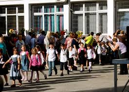 În această zi deosebită elevii îi felicită pe profesorii iubiți și pe diriginte. Cu Copiii La Scoala Solutii Pentru Prima Zi De Scoala Fara Stres Doer Ro