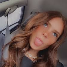 Danielle Burke's Instagram, Twitter & Facebook