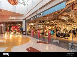 Mondovi, Italia - 11 dicembre 2023: Grande negozio di abbigliamento  Terranova nel centro commerciale di Mondovicino. Terranova è un franchising  retail del gruppo Teddy Foto stock - Alamy