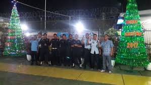 Ada 3 pohon natal sedang dipajang di toko. Warga Binaan Buat Pohon Natal Dari 1600 Botol Bekas