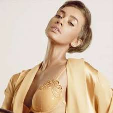 Aura Kasih, Digantung Glenn, Cuma Teman Tapi Mesra