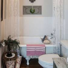 Tak lupa, kamar mandi ini juga memisahkan area basah dan kering dengan sebuah sekat kaca yang sederhana. Inilah Cara Menata Kamar Mandi Yang Kecil Agar Lebih Keren Desainer Interior Indonesia