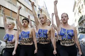 Den Arm gereckt, die Brust unbedeckt: Femen-Protest gegen die rechtsextreme  Front National in Paris. - Schwarzwälder Bote